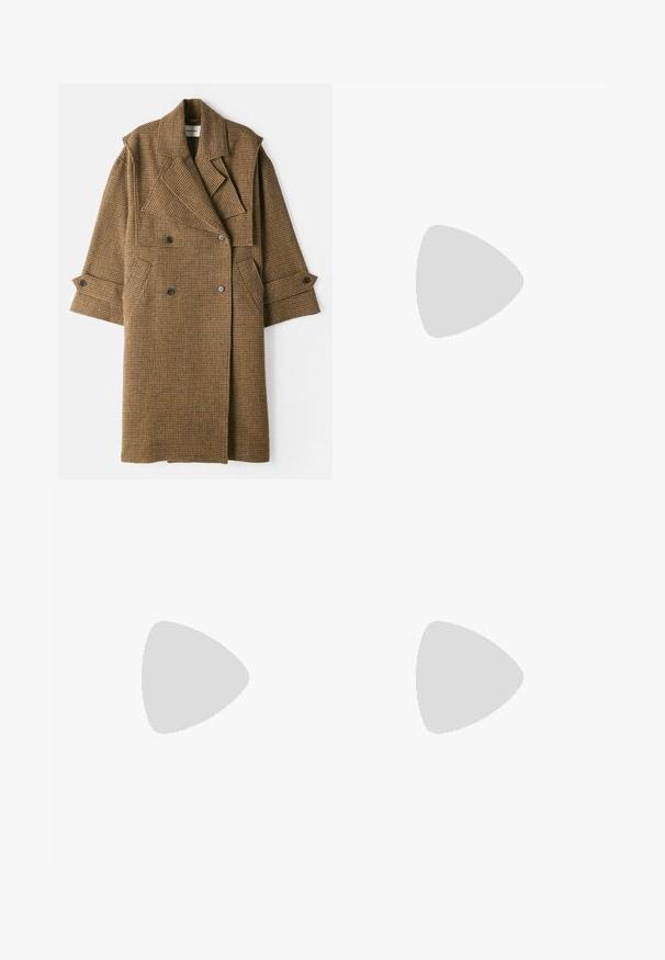 Henrik Vibskov HANDS DOWN COAT - Trenchcoat - brown; Burgunderfarbener Pullover mit gelbem Rippkragen, Reißverschluss und langen Ärmeln. Weicher Stoff und klassisches Design.; Marineblaue Wollhose mit maßgeschneiderter Passform, ausgestattet mit gefaltetem Vorderteil und weit geschnittenen Beinen. Glatte Textur und klare Linien, geeignet für formelle Anlässe.; Schwarzer Lederschuh mit krokodilpräge-textur, runder Zehenform, flacher Gummisohle und einem goldfarbenen quadratischen Schnallen-Detail an der Seite.; Bordeauxfarbene, gestrickte Handschuhe mit gelben Akzenten an den Fingerspitzen und Bündchen. Sie haben ein langes Design, das den Unterarm bedeckt. Weiche Textur, nahtlose Verarbeitung.