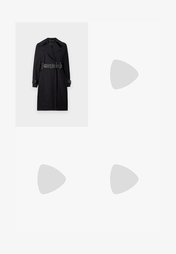 Abrigo negro de trench con cintura ceñida por un cinturón, amplio collar y puños abotonados. Fabricado con una tela suave y un diseño minimalista sin patrones.; Camiseta de algodón blanca con cuello en V, mangas cortas y un logo triangular rojo en el lado izquierdo del pecho. Textura suave, diseño ajustado.; Falda lápiz negra con un diseño frontal drapeado, que presenta un acento metálico decorativo en la cintura. Fabricada con una tela elástica.; Sandalia mule abierta de piel sintética beige con tacón stiletto bajo. Presenta un acento decorativo central en la parte superior. Acabado suave y brillante.