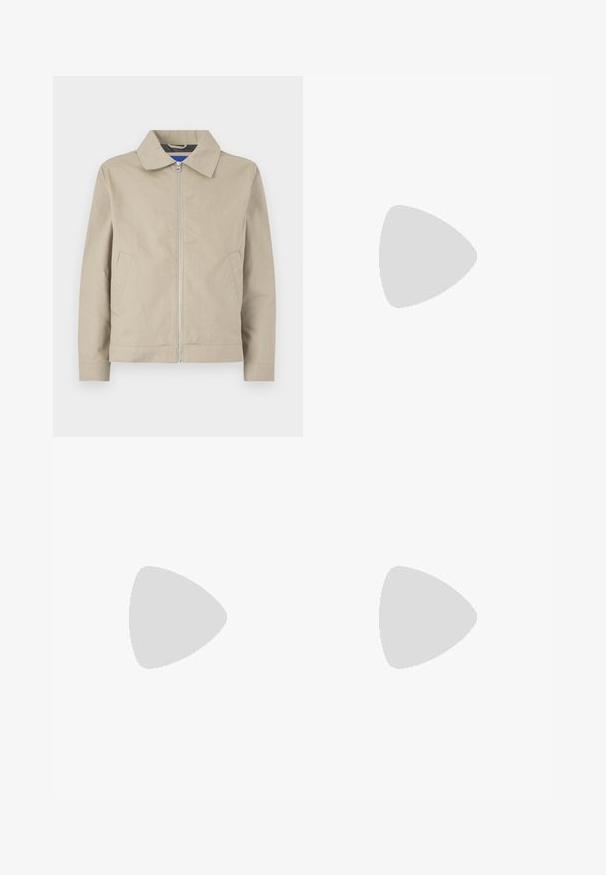 Jachetă ușoară bej, cu guler, fermoar frontal și buzunare laterale. Fabricată dintr-un material neted, cu un design curat și minimalist.; Polo verde închis cu mânecă lungă, fabricat dintr-un material moale, cu guler pliat, plachetă cu trei butoane și manșete ribbate.; Jeans evazate de culoare albastră din denim, având talie înaltă, design cu cinci buzunare și cusături în contrast pe cusături și buzunare.; Tenis alb din piele cu accente negre din suede; are o talpă din cauciuc, vârf rotund și un design clasic cu șireturi. Logo pe lateral, de culoare neagră.