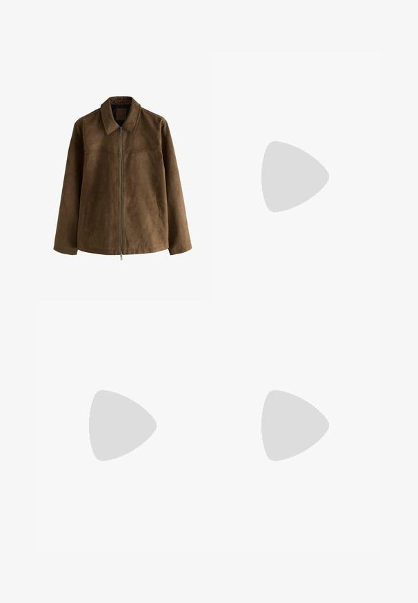 Giacca in suede marrone con maniche lunghe, chiusura frontale con zip, due tasche laterali e colletto a punta.; Maglietta nera a maniche lunghe realizzata in tessuto testurizzato; presenta un colletto a punta e chiusura con bottoni sul davanti. Design semplice, senza motivi.; Jeans in denim azzurro chiaro con design a gamba dritta, caratterizzati da una vita media, cinque tasche e chiusura con bottone e zip.; Sneaker in suede marrone con dettagli e lacci bianchi. Suola in gomma color gomma. Indossati con calzini bianchi con righe nere. Pavimento verde texturizzato.; Occhiali da sole in plastica nera con lenti verdi, montatura quadrata, dettaglio argento sulla parte superiore e steli con texture. Marchio indicato sulla parte interna dello stelo.