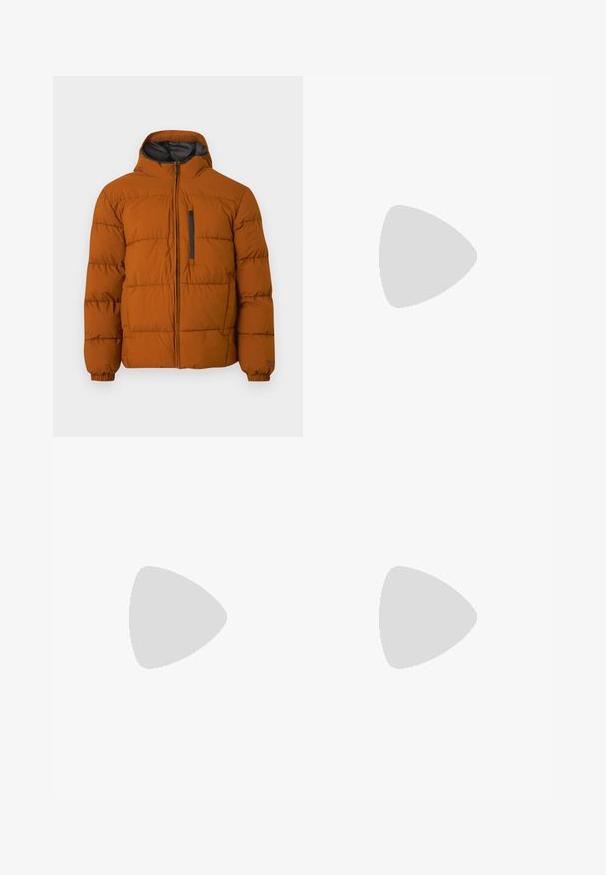 Rostszínű pufikabát kapucnival, elülső cipzárral, mellzseb cipzárral és rugalmas mandzsettákkal, egyszerű háttér előtt bemutatva.; Kék csíkozott, hosszúujjú ing, könnyű anyagból készült, gombos elülső részével, két mellzsebével és klasszikus gallér kialakítással.; Sötétkék, könnyű nadrág sima textúrával, egyenes szárú dizájnnal, gombos záródással és oldalsó zsebekkel.; Fekete bőr loaferek sima felülettel, varrott mintával és díszítő fém lánccal a cipő elején. Lapos sarok.