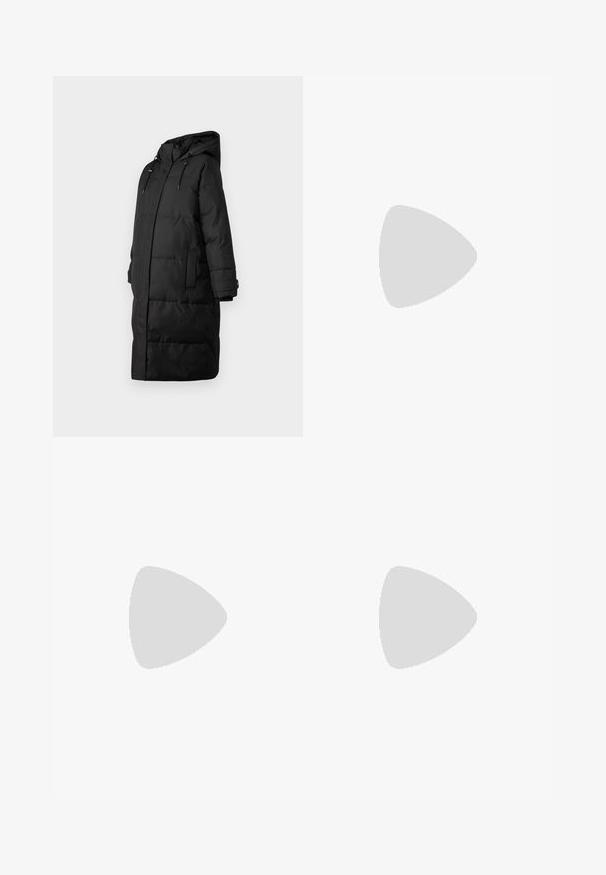 Svart pufferjacka med huva, framfickor och lång siluett. Tillverkad av ett glansigt tyg med vadderad textur och dold dragkedja.; Svart graviditetsblus med en texturerad randig övre del och en slät, veckad nedre del med trumpetärmar.; Graviditetsjeans med en mörkblå mjuk tygband och ljusblå denim, med en utsvängd bendesign och femficksstil.; Svart lädersandalett med spetsig tå, öppen baksida och ankelremmar som är knutna i en rosett. Smal 3-tums klack. Slät textur, minimalistisk design.
