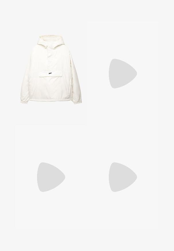 Weiße gepolsterte Jacke mit Kapuze und Fronttasche mit Klappe, ausgestattet mit schwarzem Logo, seitlichen Reißverschlusstaschen und elastischen Bündchen.; Grauer Reißverschluss-Hoodie mit einer vorderen Kängurutasche, ausgestattet mit einem schwarzen "GAP"-Logo. Weicher Stoff und verstellbare Kapuze mit Kordelzug.; Weißes Baumwoll-T-Shirt mit kurzen Ärmeln und Rundhalsausschnitt. Mit einem schwarzen "Carhartt"-Logo, das auf der oberen linken Brustseite aufgedruckt ist.; Helleblaue, gerade geschnittene Hosen aus Baumwolle. Verfügt über eine Fronttasche, einen Reißverschluss und einen einzelnen Metallknopf am Bund.; Weiße und cremfarbene Sneakers mit rotem Akzent, ausgestattet mit Mesh- und Wildledermaterialien, strukturierten Details und einem Riemen über der Vorderseite.