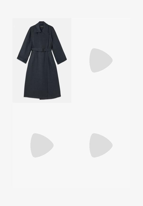 Tmavě šedý kabát s vysokým límcem, opaskem v pase, dvěma bočními kapsami a širokými rukávy. Vyrobeno z texturované tkaniny s čistým designem.; Bílá polokošile s krátkým rukávem a texturovaným pruhovaným vzorem. Disponuje klasickým límcem a přiléhavým střihem. Vyrobena z hladkého materiálu.; Modrá saténová blůza s krátkým rukávem a čtvercovým výstřihem, se zipem na zádech. Hladká textura a lehce volný střih.; Černé kalhoty s širokým střihem vyrobené z hladkého materiálu. Mají elastický pas a dva přední záhyby. Bez viditelných vzorů nebo kovových detailů.; Černá kožená kotníková bota s kulatou špičkou, blokovým podpatkem, bočním zipem a prošíváním na svršku. Hladký povrch, klasický design.; Červená lakovaná kabelka s křivkovým designem, překlopným víkem a kovovým logem na stříbrné destičce. Hladký, lesklý povrch.