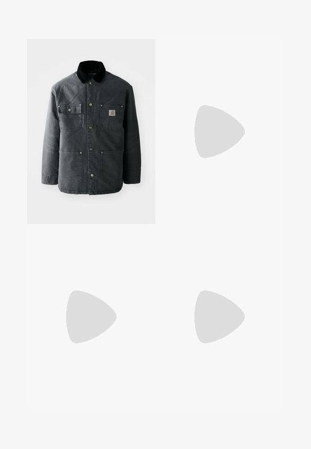 Mörkgrå canvasjacka med en svart kordflöjelkrage, mässingsknappar och två bröstfickor med en logopatch. Slät textur.; Kortärmad t-shirt i ljusbeige bomull, med rund hals och minimalistisk design utan synliga mönster eller detaljer.; Grå bomullsmjukisbyxor med elastisk midja, dragsko-stängning och raka ben. Har en liten logotyp på övre vänstra sidan.; Grå Nike Air Max sneakers med en överdel i mesh och syntetmaterial, vågmönster, svarta detaljer och en synlig luftkuddenhet.