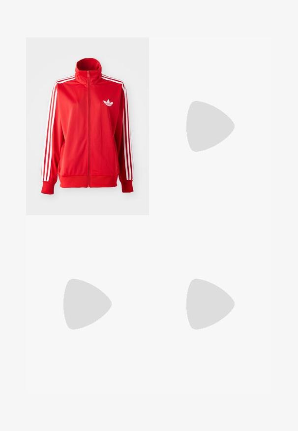 Rød zip-up træningsjakke lavet af glat stof, med hvide tre-striber på ærmerne og et lille hvidt logo på brystet.; Rød bomulds T-shirt med rund halsudskæring, korte ærmer, hvide tre-stribede detaljer på skuldrene og et lille hvidt logo på brystet.; Røde træningsbukser med hvide striber langs siderne, der har en løs pasform og lynlåsdetalje i kanten. Båret med lyse sportsko.; Røde ruskindsneakers med pink detaljer, hvidt tre-stribede logo og røde snørebånd. Båret med hvide ribbede ankelsokker på en grøn overflade.