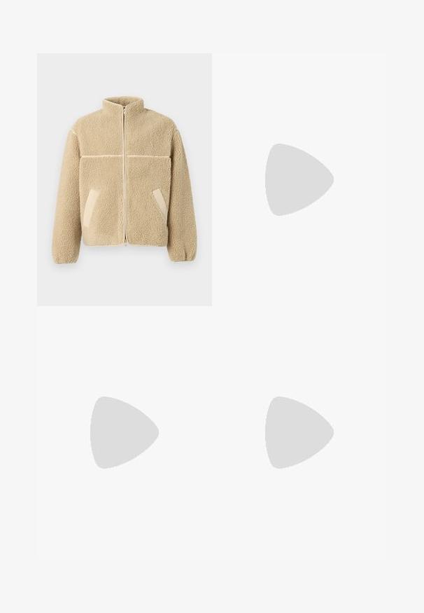 Jachetă din fleece bej cu gât înalt, închidere cu fermoar frontal și două buzunare laterale. Are un material texturat, moale și un panou contrastant.; Pulover maro cu guler rotund, cu manșete și tiv din tricot, realizat dintr-un material moale, având un mic emblemă albă pe piept.; Jeans negri cu croi drept, cusături galbene, design cu cinci buzunare, închidere cu buton și un mic etichetă roșie pe buzunarul din dreapta față.; Tenis din piele texturată, de culoare maro închis, cu șireturi în față și talpă din cauciuc alb, cu margini, pe un fundal deschis.