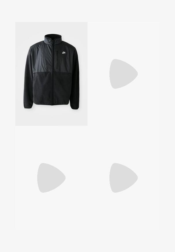 Sort Nike fleecejakke med fuld lynlås, høj krave, lynlåslomme på brystet og kontrasterende stofpanel på den øverste front.; Grå sweater lavet af blødt materiale, med en klassisk rund hals, ribbede manchetter og kant, med et gradientmønster i lysere og mørkere nuancer.; Sorte svedbukser med elastisk talje, løs pasform, afsluttede ankler, glat tekstur og uden synlige mønstre eller hardware-detaljer.; Brune læder sneakers med lav profil, gummi sål og grønne accenter; har logo på siden og strukturerede paneler for bedre greb.