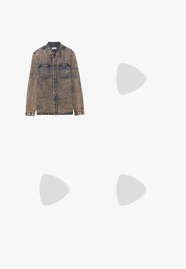Camicia in denim di un blu chiaro e beige sbiadito, con due tasche sul petto, chiusura con bottoni e un motivo testurizzato su tutta la superficie.; Maglione grigio a maglia con una grafica bianca di un coniglio che corre e la scritta "NON HA SENSO SCAPPARE". Maniche e orlo a coste. Collo girocollo classico.; Pantaloni larghi grigi in cotone, con chiusura a bottone, passanti per cintura e tasche frontali. Texture liscia con dettagli di cucitura minimi.; Stivali alla caviglia in pelle nera con lacci frontali e zip laterale, dotati di una suola in gomma spessa e una finitura liscia. Indossati con pantaloni larghi grigio scuro.