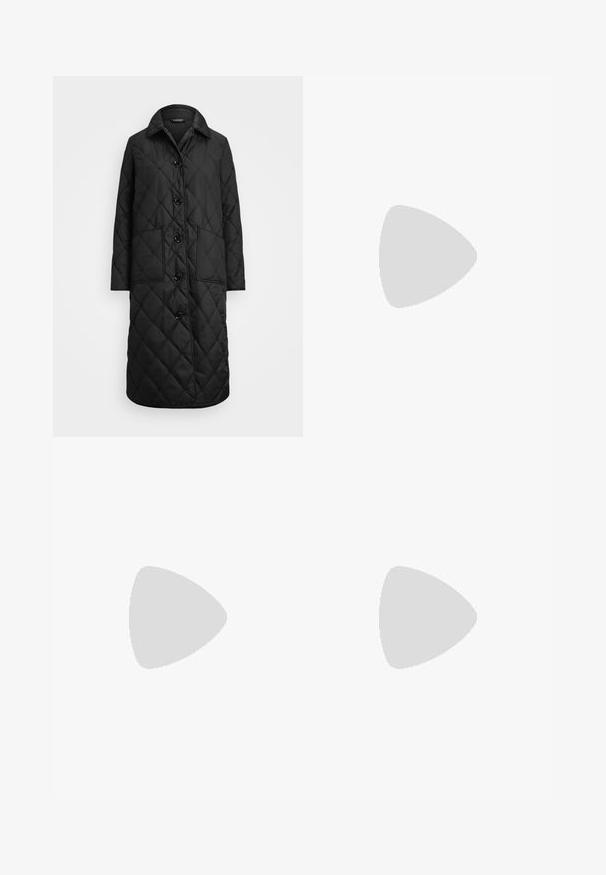 Svart quiltad lång kappa med krage, med knappstängning, två framfickor och glansiga svarta knappar. Slät, texturerad tyg.; DESIGNERS REMIX CARMEN COLLAR - Stickad tröja - camel; Beiga vida byxorna gjorda av mjuk bomull, med en klassisk midjeband och bakficka, med rak passform och minimal detaljering.; Chunkiga sneakers med sål i beige och mörkbrunt, med detaljer i mocka, vita snören och en liten guldkärm av MK på sidan.