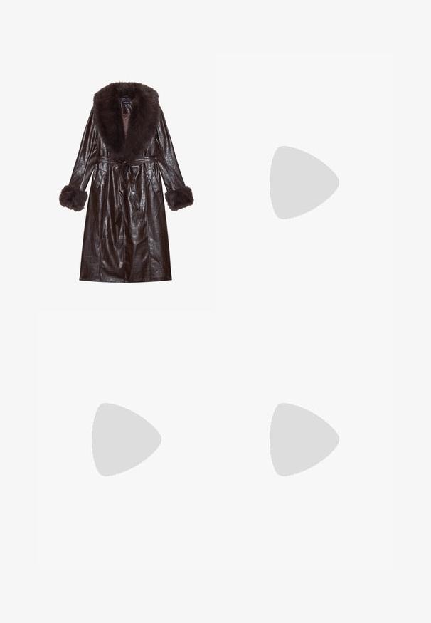 Manteau en faux cuir marron avec texture crocodile, grand col en fourrure, poignets à franges en fourrure et ceinture à la taille pour un ajustement réglable.; Haut noir à col roulé court en tissu côtelé, avec une coupe ajustée et un design de col haut. Motif simple et texturé.; Jean flare en denim foncé avec une taille ajustée, dotée d'une fermeture à bouton sur le devant, d'un design à cinq poches et de coutures le long des jambes.; Bottines en suède marron avec une doublure en peluche, semelle épaisse en beige et une poignée à l'arrière. Surface texturée avec des détails de couture visibles.