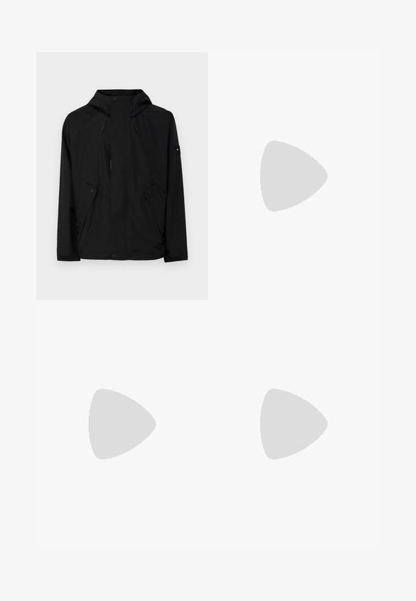 Črna vetrovka z kapuco, opremljena s sponkami in dvema sprednjima žepoma. Narejena iz gladkega, vodoodpornega materiala.; Črna turtleneck pulover iz gladkega pletenega materiala. Ima dolge rokave, prilegajoč vrat ter rebraste manšete in spodnji rob za tesen fit.; Modri traper hlače z ravnim krojem, ki vključujejo klasičen pet-pocket stil, sprednje zapiranje na gumb in subtilne detajle strganja.; Črne usnjene mokasine z zaobljenim nosom, dvignjenim šivom in debelim gumijastim podplatom. Preprost dizajn z minimalnim logotipom na strani.