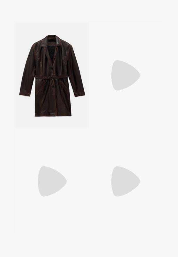 Abrigo largo de cuero marrón oscuro con cuello de muesca, dos bolsillos frontales, botones negros y un cinturón de cuero a juego con hebilla de metal.; Top negro de manga corta con escote redondo y detalles en los hombros, colocado sobre un fondo blanco.; Iro DALINA - Shorts - black lurex; Zapato de tacón alto de cuero blanco con punta afilada, correa en el tobillo y un delgado tacón de aguja. Textura lisa con un sutil acabado brillante.