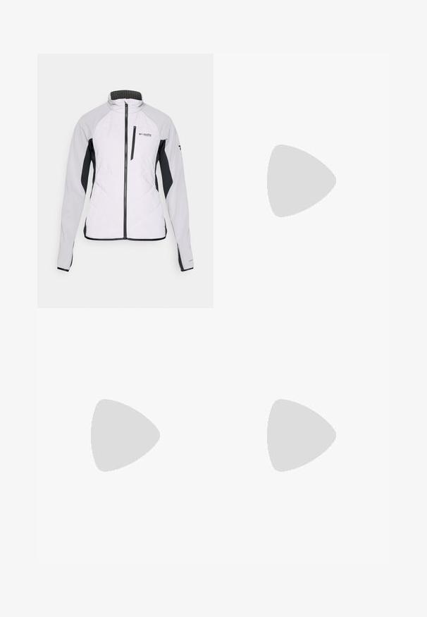 Άσπρο μπουφάν με γκρι και μαύρα μανίκια, μαλακή μπροστινή επιφάνεια, ψηλός γιακάς, κλείσιμο με φερμουάρ και διακριτά υφασμάτινα σχέδια στα μανίκια. Λογότυπο Columbia εμφανές.; Ανοιχτό μωβ κοντομάνικο T-shirt από μαλακό ύφασμα, με λευκή κυκλική γραφική παράσταση βουνών και ήλιου, και κείμενο "Columbia Sportswear Company."; Μαύρα κολάν με ψηλή μέση, διαθέτουν αντίθετα πάνελ, λεπτομέρειες τσέπης και λείο, ελαστικό ύφασμα. Κατάλληλα για αθλητική χρήση.; Μπότα πεζοπορίας Hoka σε ανοιχτό μπεζ χρώμα, με υφασμάτινη επιφάνεια, κούμπωμα με κορδόνια και σόλα Vibram. Διακριτικό λογότυπο στο πλάι και υποστηρικτικός σχεδιασμός.