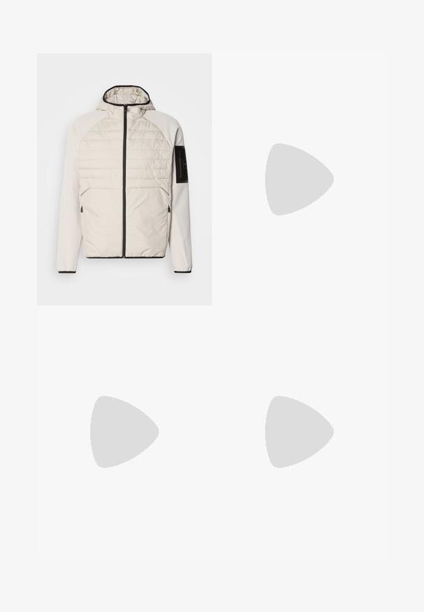 Lettvekts hettejakke i kremfarge med quiltet front, svart glidelås og sidelommer, med en glidelåslomme på armen i svart.; BOSS TEE - T-shirts - open white; Les Deux PATRICK PANTS - Bukse - brown; Hvite sneakers med beige detaljer, glatt skinn-overdel, avrundet tå og gummisåle, med en svart hæltapp og subtil merkevare.