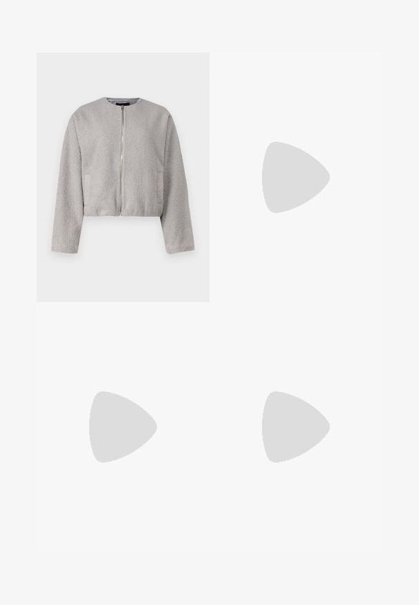 Giacca corta grigia realizzata in un tessuto morbido e testurizzato, con scollatura rotonda, chiusura frontale con zip e due tasche laterali.; T-shirt nera a maniche corte in cotone. Presenta un colletto rotondo, vestibilità rilassata e orlo pulito senza motivi o accessori visibili.; Leggings neri a ampia gamba realizzati in un tessuto elastico e liscio. Vita alta e fessure nella parte inferiore delle gambe per un ulteriore dettaglio di design.; Sneaker in pelle nera con design a tre strisce bianche, punta arrotondata, suola piatta in gomma bianca e dettaglio del marchio sul lato.