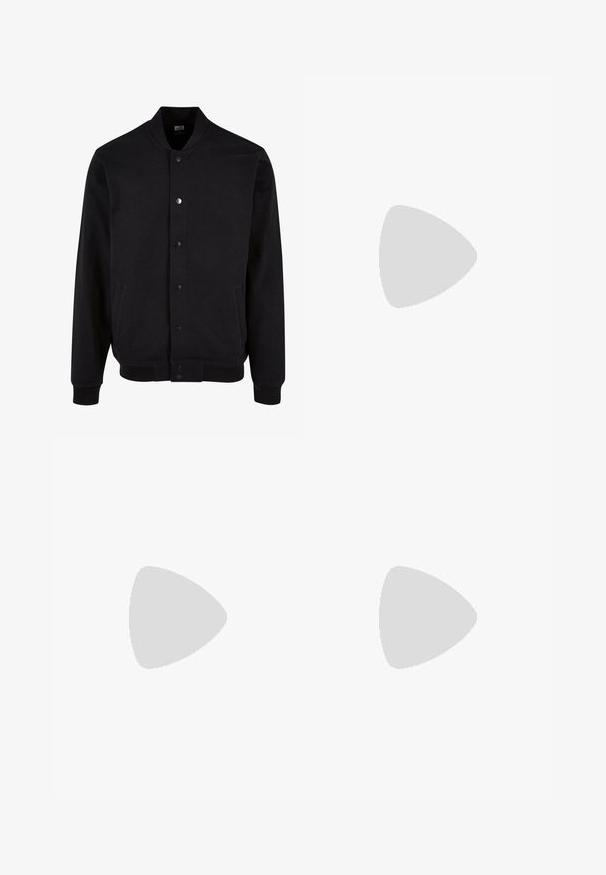 Svart bomberjacka i mjukt tyg med kragslös design, tryckknapsstängning och två sidofickor. Har ribbade ärmslut och nederkant.; Gul bomulls T-shirt med rund hals, korta ärmar, med svart tryckt text "Reternity" och siffrorna "18" med en dekorativ betoning.; GAP LOOSE  - Tygbyxor - brown noir; Svarta mockaskor med vita snören och tre vita ränder. Har en rund svart logotyp på tungan och en gumminnedgummisula.