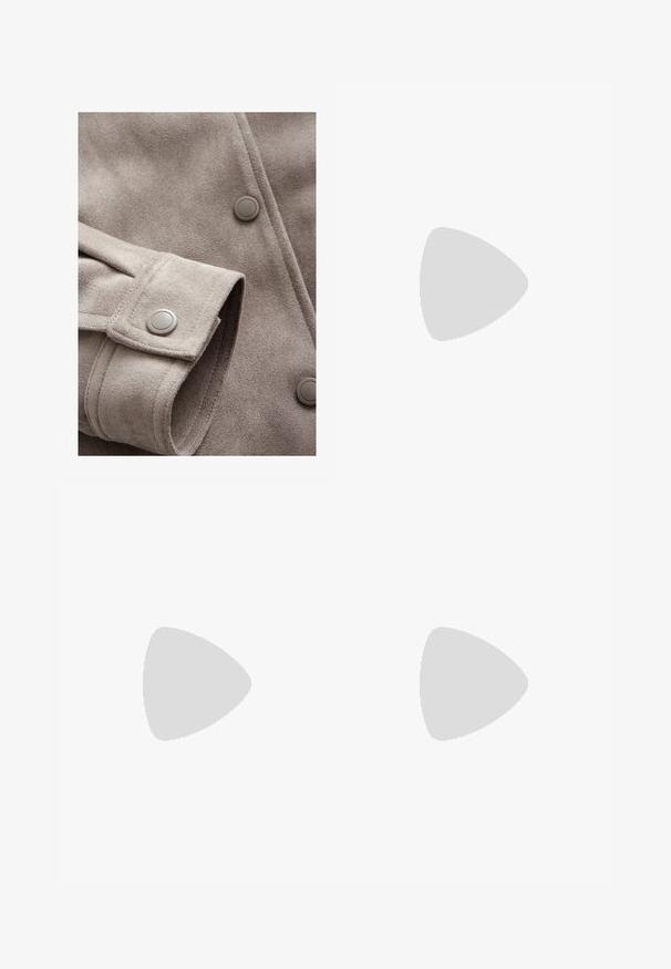 Šviesiai pilkas zomšinis švarkas, pasižymintis glotnia tekstūra, dviem didelėmis mygtukais ir sulankstyta rankove su siuvinėjimo detale pakraščiu.; Trumpas rankovėmis, apvaliu kaklu megztinis kreminės spalvos, su lygiu mezgimo raštu ir elasticiais rankogaliais bei apačia. Paprastas, lengvas dizainas.; Rudai rudi tiesūs džinsai su priekinėmis ir galinėmis kišenėmis, metaliniais kabliukais, mygtuko užsegimu ir diržo kilpomis, išdėstyti ant balto fono.; Rudos odinės sportinės bateliai su trimis šviesiomis juostelėmis, guminėmis apačiomis, apvaliu nosiu ir tekstūruotais zomšos akcentais ant kulno ir nosies.