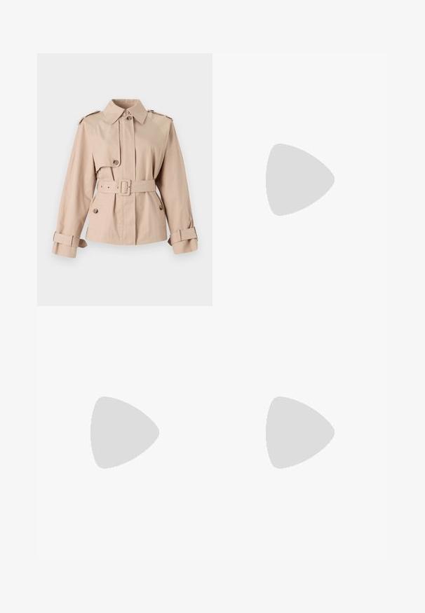 Beige trenchcoat med bälte i midjan, stor krage, knappad framsida och uppvikta ärmar. Har axelremmar och en jämn tygtextur.; Långärmad ribbad tröja i ljus taupe, med en figurnära design som har texturerade mönster och en liten logotypdetalj vid fållen.; Marinblå veckad kjol med en texturerad tyg, hög midjeband och två gyllene knappar framtill, vilket ger en ren linje och en strukturerad form.; Svart läder högklackad sko med spetsig tå, ankelrem och en smal klack. Slät textur med en guldaccent på klackbasen.