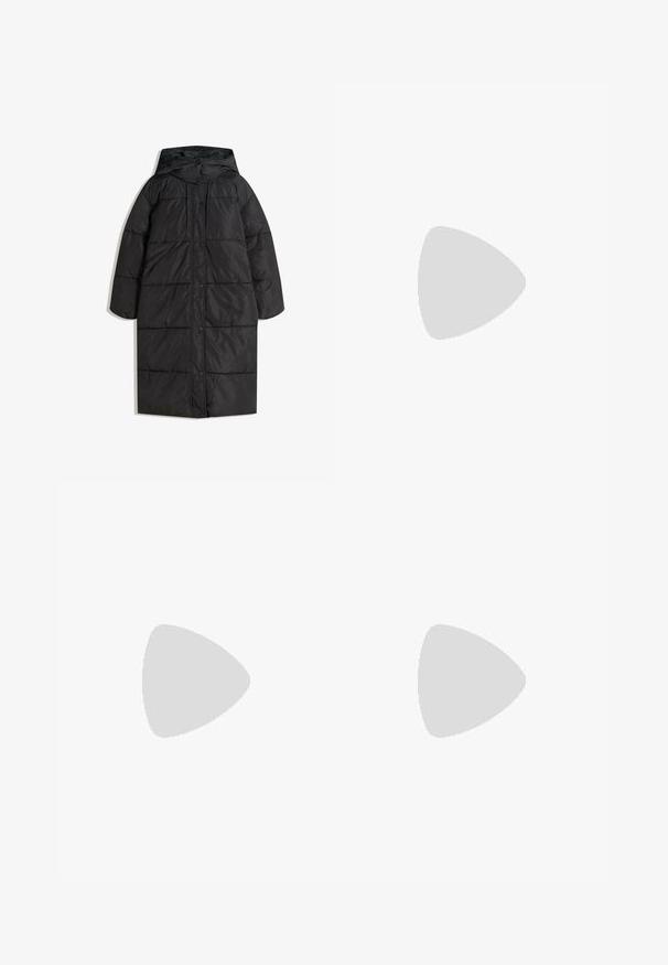 Schwarze Pufferjacke mit Kapuze, lang geschnitten, gestepptem Design und Druckknopfverschlüssen, aus einem glatten, glänzenden Material.; Weißes T-Shirt mit kurzen Ärmeln aus weichem Material. Hat einen runden Halsausschnitt und einen geraden Schnitt, mit einem Etikett am inneren Kragen.; Schwarze weit geschnittene Jeans mit hoher Taille, ausgestattet mit Vorder- und Hintertaschen, gesteppten Nähten und einem Knopfverschluss. Glatte Textur.; Bershka High Heel Sandalette - black; Schwarze Lederhandtasche mit geschwungenem Design, ausgestattet mit einem zentralen Schnallendetail und einem kurzen, glatten Griff. Texturierte Akzente verfeinern ihr Erscheinungsbild.