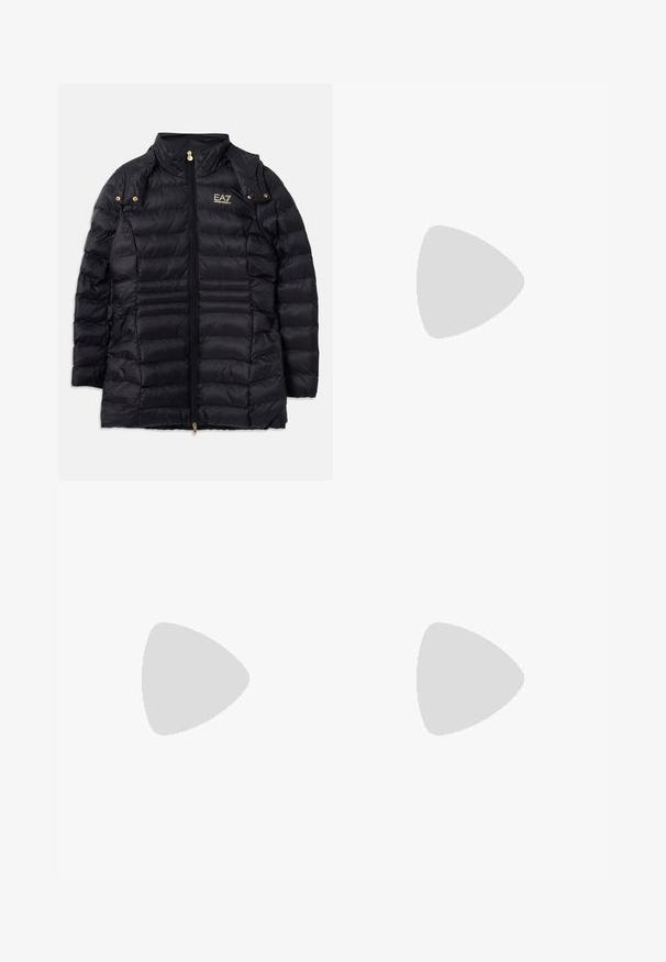 Svart dunjakke med horisontal quiltedesign, gullglidelås og detaljer, høy krage og glidelåslommer. Har merket logo på brystet.; Svart bomull t-skjorte med rund hals og korte ermer. Har en hvit "EA7" logo trykt foran med stilige, geometriske aksenter.; Svarte vide bukser laget av glatt stoff med høy, elastisk midje. Bukser har full lengde og et enkelt design uten mønstre.; Hvite lær sneakers med glatt tekstur, rund tå, minimale snøringer og flat gummisåle. Enkelt design uten ekstra aksenter.