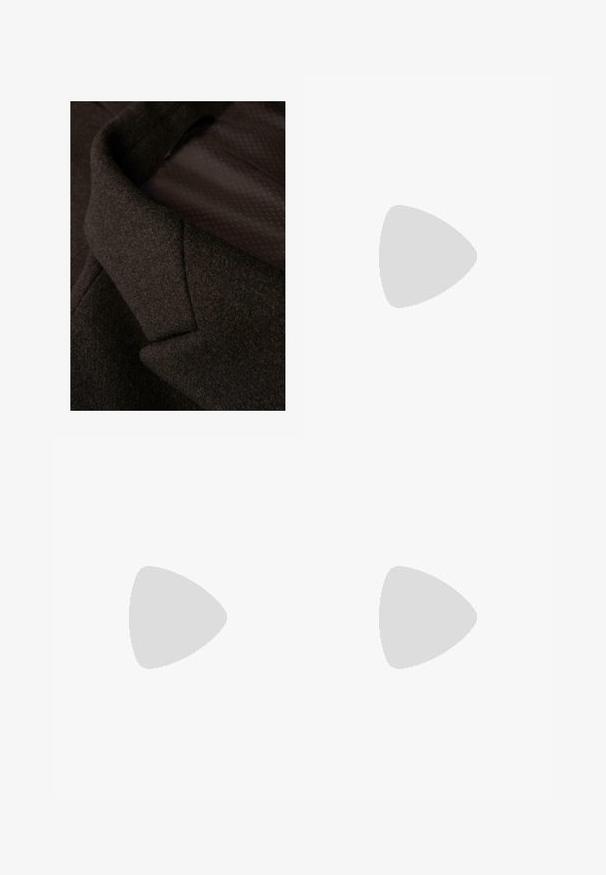 Lähikuva ruskeasta villakankaasta, jossa on teksturoitu pinta. Kaulus on jyrkästi muotoiltu, ja sileässä sisävuorissa on hienovarainen kuvio.; Kaksi mustaa hihattomaa puseroa; istuva malli, pyöreä pääntie, sileä pinta, joustavaa kangasta; molemmissa on huomaamaton tuotemerkki logo edessä.; Musta korkea vyötärö suora lahje farkut etunapilla ja vetoketjulla, kaksi etutaskua ja hienovaraiset haalistumat.; Ruske nahkatohtori preppikojoilla, joissa on sileä pinta, pyöreä kärki, koristeellinen hihna ja musta kumipohja. Sisältää vähäisiä ompelutietoja.