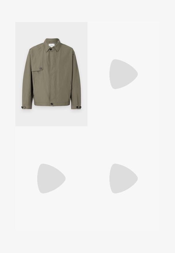 Olivgrüne leichte Jacke mit einem geknöpften Kragen, Seitentaschen und Akzenten an den Ärmelbündchen. Verfügt über einen einzigartigen umschlagbaren Klappverschluss auf der Brust.; Langärmliger Rundhalsausschnitt-Sweatshirt in Dunkelgrau, hergestellt aus einem weichen Baumwollmix. Verfügt über gerippte Bündchen und einen Halsausschnitt mit einer glatten, leicht strukturierten Oberfläche.; Dunkelblaue Denim-Hosen mit weitem Bein und einem taillierten Gürtel, ausgestattet mit Vordertaschen und kontrastierender Naht. Glatte Textur mit einem schlichten Design.; Helle gelbe Wildlederschuhe mit runder Zehenform und flachem Design, ausgestattet mit Schnürsenkeln und einer Gummisohle, kombiniert mit cremefarbener Hose.