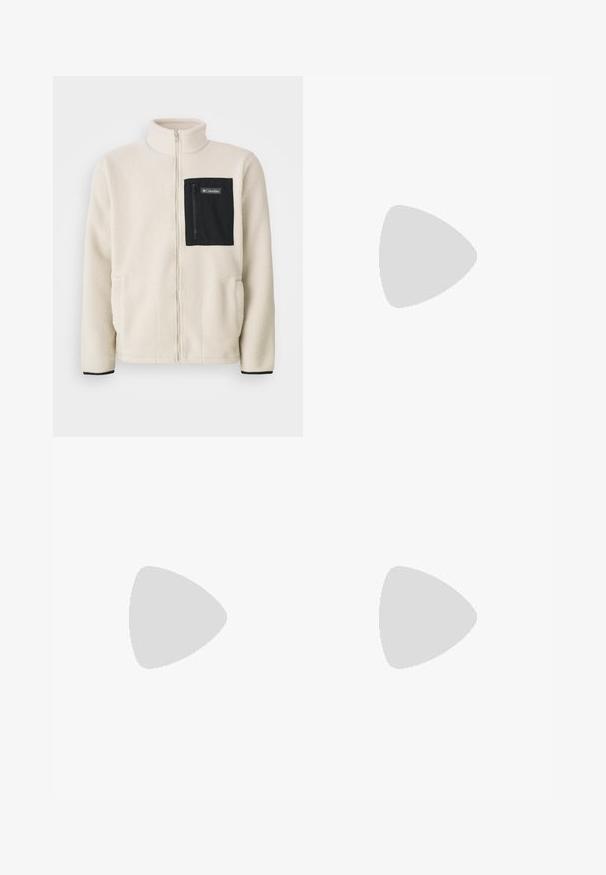 Fleecejakke i off-white med en svart glidelås på brystlommen og svart kant. Har høy krage og avrundede frontlommer.; Lys grønn kortermet t-skjorte laget av myk bomull, med et lite rødt logomerke på venstre brystområde. Avslappet passform og rund hals.; Lys grønne cargo bukser med elastisk linning, flere sidelommer og snøring ved anklerne. Laget av slitesterkt, teksturert stoff.; Sølv idrettssko med et strømlinjeformet design, mesh-paneler, polstret tunge, strukturert syntetisk overdel og gummisåle for godt grep.