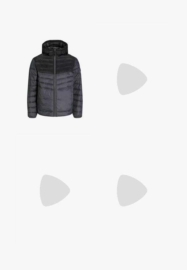 Nedestøv i sort og mørkegrå, med hætte, lynlås-lukning og quiltet design med vandrette striber til isolering.; Rød bomulds t-shirt med korte ærmer, rund halsudskæring og et lille sort label med hvid tekst på brystet. Glat tekstur.; Sorte denimbukser med lige ben, fem lomme-design og knaplukning foran. Glat tekstur med minimale syninger.; Sorte læder slip-on sko med en glat overdel, syede detaljer, rund tå og en lav gummihæl. Sålen har minimal profil.