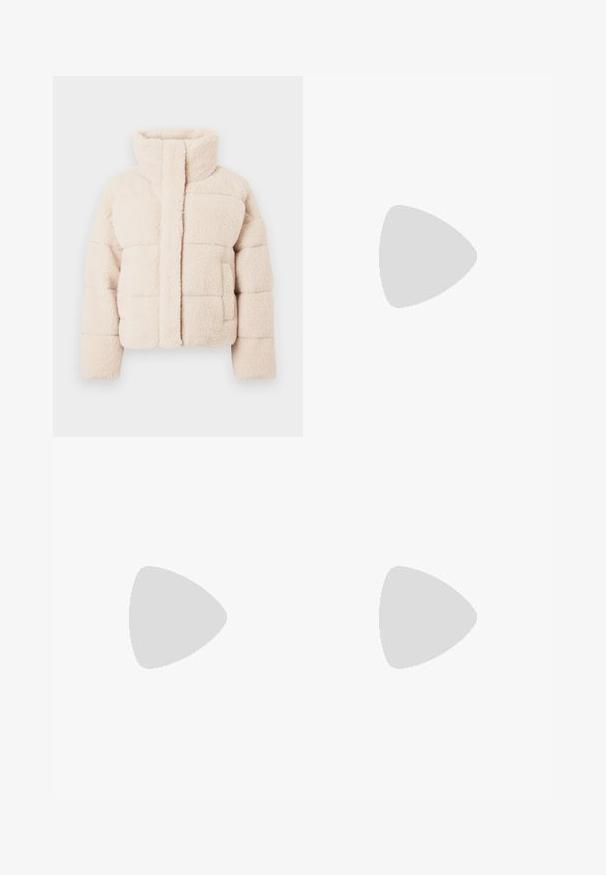 Beige Fleece-Pufferjacke mit hohem Kragen, mit einem gesteppten Design und Fronttaschen, weiche Textur im gesamten Material.; Schwarzes ärmelloses Kleid mit V-Ausschnitt, sieben Knöpfen auf der Vorderseite und zwei seitlichen Taschen; glattes Material und figurbetonter Schnitt.; Schwarze Leder-Pumps mit spitzem Zehenbereich und runder, ballförmiger Ferse. Glatte Textur mit einem eleganten, minimalistischen Design.; Weekend Max Mara SENAPE - Fingerhandschuh - nero