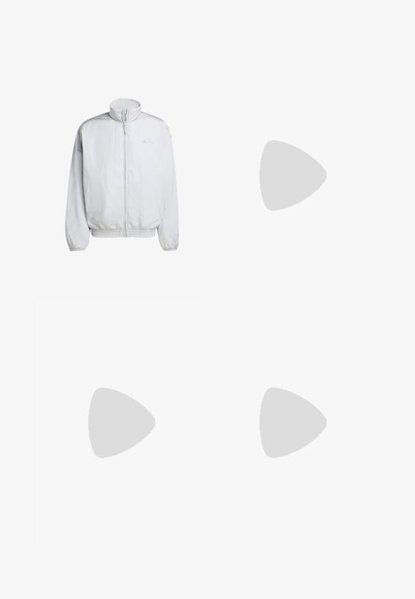 Bela lahka jakna z visokim ovratnikom, sprednjim zadrgo in elastičnimi manšetami. Ima subtilno teksturo in blagovno znamko na levem prsnem predelu.; Črna majica z kratkimi rokavi iz bombaža, z belimi črtami na ramenih in belim logotipom na levem prsnem delu.; Beli atletski hlače z črnimi poudarki, narejene iz mehkih materialov, z elastičnim pasom, z zategovalnim trakom in stranskimi žepi.; Lahki tekaški čevlji v svetlo modri barvi z belimi črtami. Imajo gladek zgornji del, okroglo kapico in debel bel srednji podplat z označbo "LIGHTSTRIKE PRO."