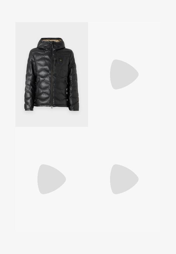 Juodas pūkinis švarkas, pagamintas iš blizgaus odos, su kapišonu, užtrauktuku priekyje ir banguotu siuvinėjimu su užtrauktukinėmis kišenėmis.; Juodas medvilnės marškinėliai su tekstūruotu stačiakampiu grafiniu spaudiniu kreminės ir mėlynos spalvų, su „GUESS“ ir „LOS ANGELES“ tekstu ryškiu baltu šriftu.; Juodos džinsinės kelnės su plačiu kojų dizainu, turinčios penkias kišenes ir metalinius sagčių akcentus. Lygus paviršius, be matomų raštų.; Baltai sportbačiai su šviesiai rožiniais ir juodais akcentais, turintys lygaus odos ir zomšo panelius, apvalią noselę ir plokščią gumos padą.