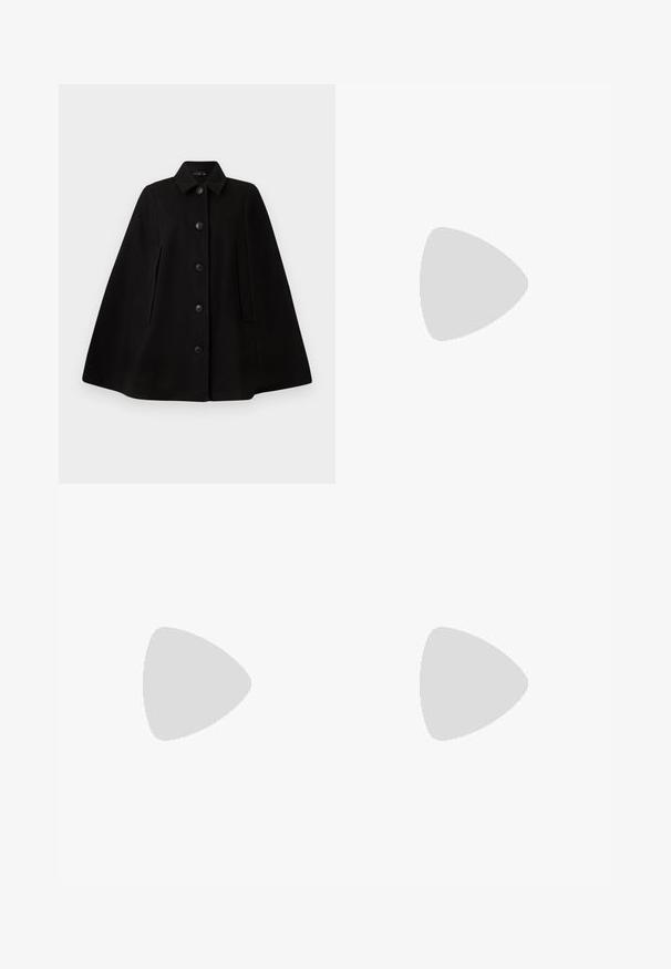 Schwarzer Wollumhangmantel mit Kragen, vorderer Knopfverschluss, seitlichen Taschen und strukturierter Silhouette. Glatte Textur, keine Muster oder Verzierungen.; Cremfarbener Pullover mit strukturiertem Strick, versehen mit horizontalen Bändern und offenen Maschen. Runder Halsausschnitt und lange Ärmel. Weicher, voluminöser Stoff.; Schwarze weite Hose aus Kunstleder mit Fronttaschen, Gürtelschlaufen und dezentem Glanz. Glatte Textur und maßgeschneiderte Passform.; Grau, maßgeschneiderter Überwurf mit geradem Schnitt; kombiniert mit knöchelhohen, schwarzen Lederstiefeln mit quadrater Zehenform und klobigem Absatz.