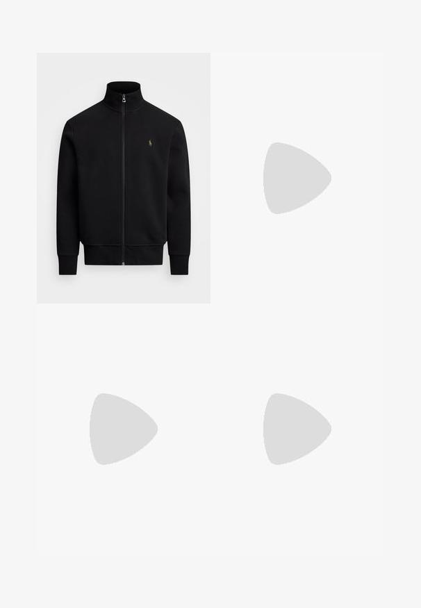 Polo Ralph Lauren DOUBLE-KNIT TRACK JACKET - Trainingsvest - polo black; Zwarte longsleeve t-shirt van katoen. Heeft een ronde hals, ribgebreide manchetten en een klein rood geborduurd logo op de borst. Vlotte textuur.; Zwarte katoenen shorts met elastische tailleband, met een berenafbeelding en "Moschino" tekst op het linkerbeen. Soepele textuur, knielange ontwerp.; Witte en lichtbeige sport sneaker, met een bovenwerk van mesh, geperforeerde details en een gestructureerde tussenzool met branding op de hiel.