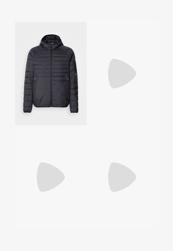 Chaqueta acolchada negra con cierre de cremallera, capucha y puños acanalados. Presenta un diseño de paneles y bolsillos laterales, fabricada en material sintético ligero.; Camiseta de algodón azul con cuello redondo clásico, mangas cortas, corte relajado y dos pequeños logotipos impresos en el pecho. Textura suave.; Jeans de mezclilla de color azul oscuro con corte recto, con costuras naranjas, cremallera en la bragueta y bolsillos delanteros. Textura suave y cinturilla estándar.; Zapatilla blanca con parte superior de cuero suave, punta redonda y suela plana. Acento negro en el talón, con cordones tonales y un branding minimalista.