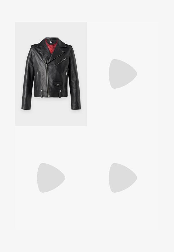 Chaqueta de motociclista de cuero negro con cremalleras y botones a presión plateados, con un forro interior rojo y cierre frontal asimétrico.; Lacoste Polo - marron shi; Pantalones de vestir beige con un sutil patrón de cuadros, confeccionados en una tela ligera, con bolsillos laterales y un diseño de pierna recta.; Mocasin de cuero negro con punta redondeada, suela de goma plana y un destacado detalle de tira en la parte superior. Textura suave, diseño minimalista.