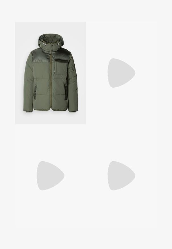 Scotch & Soda HOODED JACKET - Veste d'hiver - thyme; Sweat-shirt vert en tissu texturé, avec un col rond, des manches longues et une petite étiquette de marque en bas à gauche.; Pantalons en denim noir avec une coupe droite, un design à cinq poches et une fermeture à bouton à l'avant. Texture lisse avec des détails de couture minimaux.; Bottine en daim tan avec semelle en caoutchouc noir, bout rond, laçage à l'avant et couture contrastante. Équipée d'une boucle à l'arrière pour un enfilage facile.