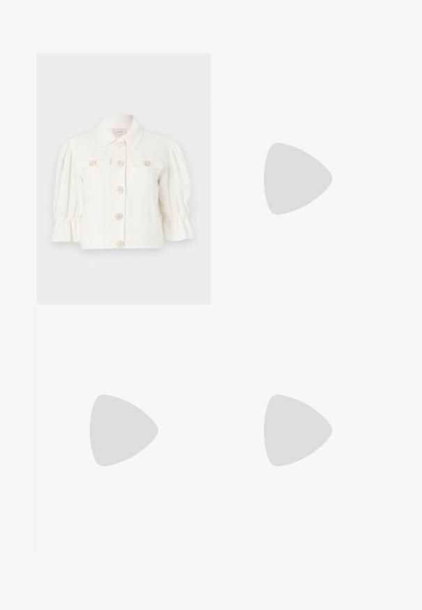 Weißer, verkürzter Blazer mit Puffärmeln, der dekorative Blumenknöpfe und zwei Brusttaschen aufweist. Glattes Material mit einem strukturierten Kragen.; Weißes, geripptes Tanktop mit breiten Schulterträgern und figurnahem Schnitt. Verfügt über ein kleines, eingeprägtes Logo nahe dem Saum.; Marineblaue Schlaghosen mit zwei vorderen Taschen, aus einem glatten, dehnbaren Stoff gefertigt und mit einem taillierten Bund sowie klaren Linien ausgestattet.; Schwarze Leder-Ballettschuhe mit abgerundeter Spitze, glatter Textur, minimalen Nähdetails und einem flexiblen Sohlen-Design.