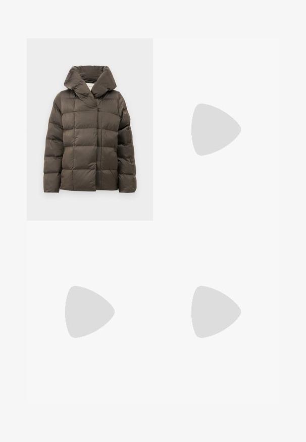 Ruskea pehmustettu takki korkealla kauluksella, jossa on tuftattu muotoilu ja pehmeä, sileä rakenne. Takissa on laatikkomainen muoto eikä näkyviä kiinnityksiä.; GANT SHIELD C NECK DRESS - Vapaa-ajan mekko - caramel beige; Hienosointuinen musta nahkainen puolivartinen saapas, jossa on terävä kärki ja lyhyt kitten-kenkäkorko, esitettynä tasaisella valkoisella taustalla.; Ruskea nahkalaukku, jossa on pyöreä muoto, hopeiset yksityiskohdat ja koristeompeleet. Varustettu olkahihnalla ja suljettavalla laskentateknologialla.