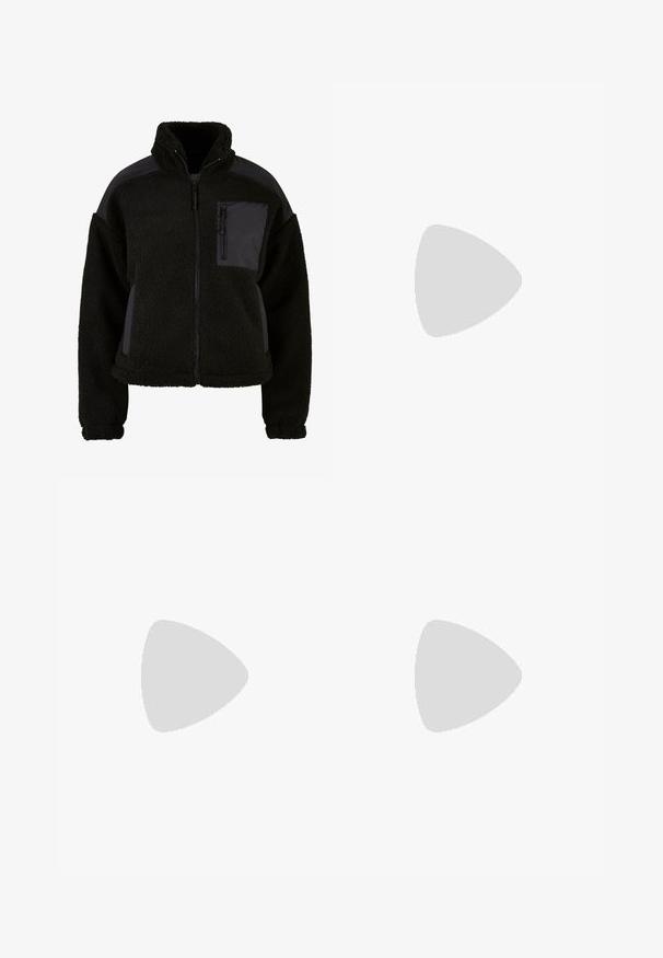 Crna flis jakna s visokim ovratnikom, zatvaračem i džepom na prsima. Ima glatke crne platnene akcentne detalje na ramenima i bokovima.; Crna skraćena majica od pamuka. Ima kratke rukave i okrugli izrez. Glatka tekstura s jednostavnim dizajnom, bez dodatnih uzoraka.; Crne široke hlače izrađene od lagane tkanine, s nagibima sprijeda, kopčanjem na gumb i urednim završetkom na rubu.; Crne platnene tenisice s bijelim vezicama, bijelim gumastim vrhom i debelim bijelim međusolom. Imaju suptilnu bijelu šav, a đon je od gume.