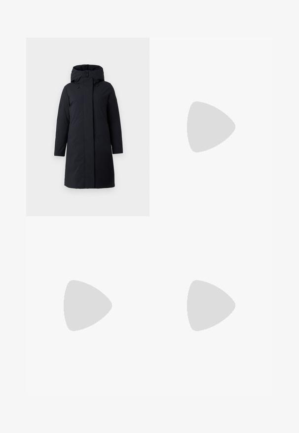 Črn dolgo plašč s kapuco in ravnim krojem, z zadrgo spredaj, stranskimi žepi in nastavljivimi detajli na kapuci. Gladka tekstura.; Svetar svetlo sive boje s visokim ovratnikom, izrađen od mekane tkanine, sa dugim rukavima i opuštenim krojem, sa glatkom, finom teksturom.; Bela široka hlača iz bombaža, z sprednjim gumbom, zanke za pas in ravnim krojem brez vidnih vzorcev.; Črne usnjene škornje do kolen z zaobljenim nosom, gladko teksturo, minimalističnim dizajnom in ravnim podplatom. Preproste šivane detajle na zgornjem delu.