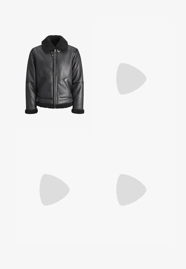 Schwarze Lederjacke mit einem Kragen aus Kunstfell, Reißverschluss, zwei Seitentaschen und schwarzen Akzenten an den Ärmeln und dem Saum.; Langärmliges, weißes Baumwoll-T-Shirt mit rundem Halsausschnitt und lässiger Passform. Glatte Textur, keine Muster oder Akzente. Etikett sichtbar im Kragen.; Blaue Denim-Jeans mit lockerer Passform, klassischem Fünf-Taschen-Design und minimaler Verblassung. Enthält einen Knopfverschluss und Gürtelschlaufen.; Schwarze Leder-Ankle-Boots mit spitzem Absatz, elastischen Seiteneinsätzen und einem niedrigen Blockabsatz mit einer silbernen Akzentuierung. Mit einer Zuglasche.