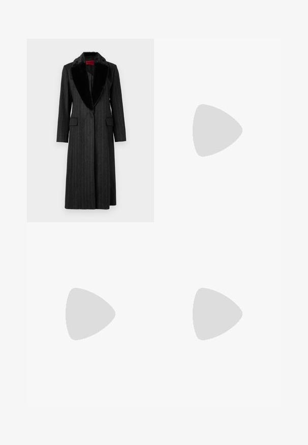 Mustrilineel must mantel, mis on valmistatud struktureeritud kangast, faux karusnahast kraega, kahe esipocketiga ja ühe nupuga kinnitusega.; Valge pika varrukaga särk, valmistatud puuvillast. Omab klassikalist krae, nööbiga ees ja tikandiga logosid vasakul rinnal. Sile tekstuur.; Pruunid kohandatud püksid siledast kangast, sirge jala disainiga, esipintslite ja vöödega vöökohaga.; Must muste kõrgusse ulatuv must nahast saapad paksu tallaga ja diskreetse Calvin Kleini logoga ülaääres, nähtud külgedelt.