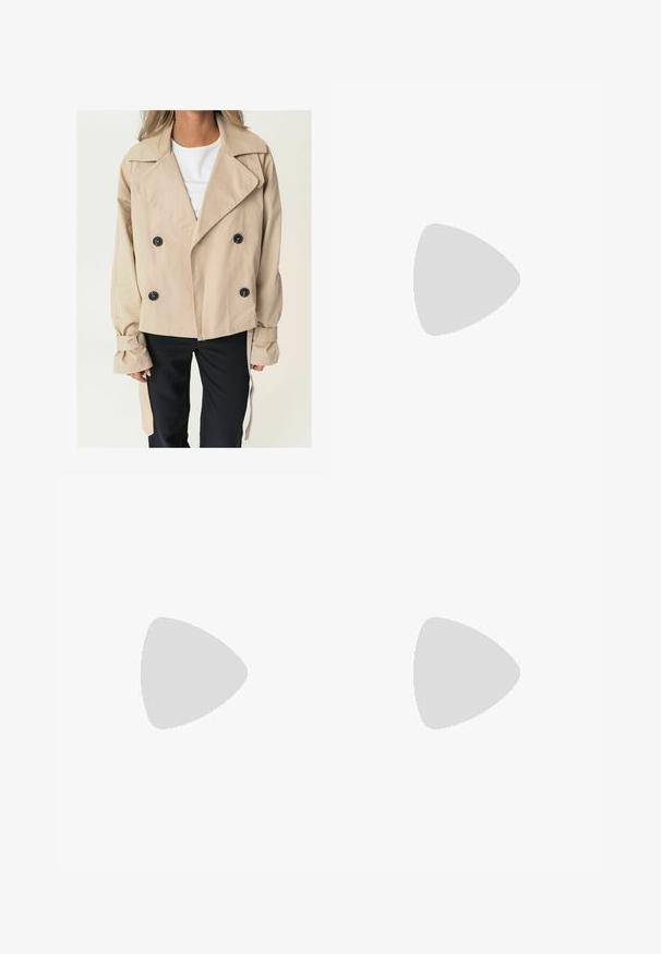Beige kaksirivinen trench-coat suurilla mustilla nappeilla, teräväkauluksella ja sidottavilla hihansuilla. Sujuva kangas rentolla istuvuudella.; Pitkähihainen, pyöreäkauluksellinen paita kirkkaan oranssina. Valmistettu sileästä kankaasta, jossa on mukautuva siluetti ja suora helma. Ei näkyviä kuvioita tai yksityiskohtia.; Musta pesu leveälahkeiset farkut, joissa on viisi taskua ja nappikiinnitys, aseteltuna litteäksi vaaleaa taustaa vasten.; Punaiset verkkomateriaalista valmistetut balettikengät, joissa on teräväkärkinen muotoilu ja ohut nauha sekä solkiyksityiskohta. Yläsovitus on avoin, pesäkynttäkuvioitu.