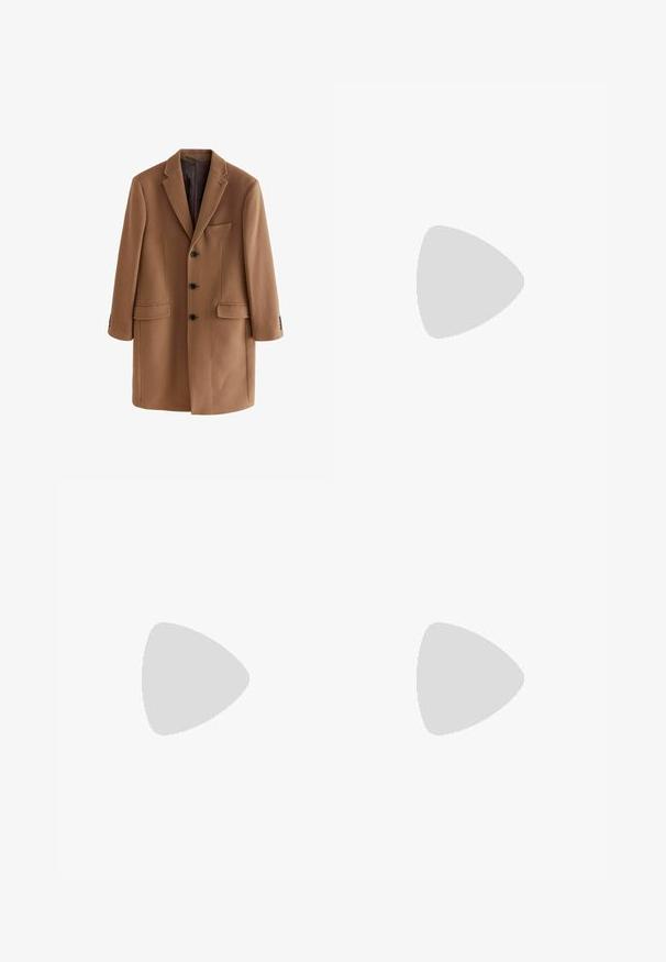 Abrigo de lana marrón con solapa de muesca, tres botones frontales, dos bolsillos delanteros y un bolsillo en el pecho. Tejido suave y con textura.; Camisa blanca de algodón, con mangas largas, una pajarita negra y botones negros en el frente.; Pantalones beige ajustados de corte entallado, con un frente plano, bolsillos laterales discretos y un tejido suave y texturizado.; Mocasín de cuero negro con un acabado suave, que cuenta con un diseño de costura y un acento decorativo de cadena de metal en el empeine. Tacón plano.