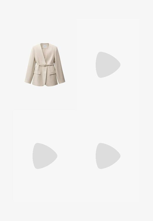 Blazer en lin beige à manches longues, design enveloppant, fermeture à un bouton et deux poches avant. Texture lisse et style minimaliste.; Haut sans manches noir et blanc avec un col halter, présentant un motif à rayures zèbres, une fermeture à boutons sur le devant et une forme structurée.; Pantalons larges avec un motif zèbre audacieux en noir et blanc, agrémentés de touches de marron ; fabriqués en tissu léger, avec une texture douce.; Des sandales en daim noir à enfiler présentent une large bande, un bout ouvert et un talon métallique sculptural. Semelle lisse et plate avec une texture minimale.