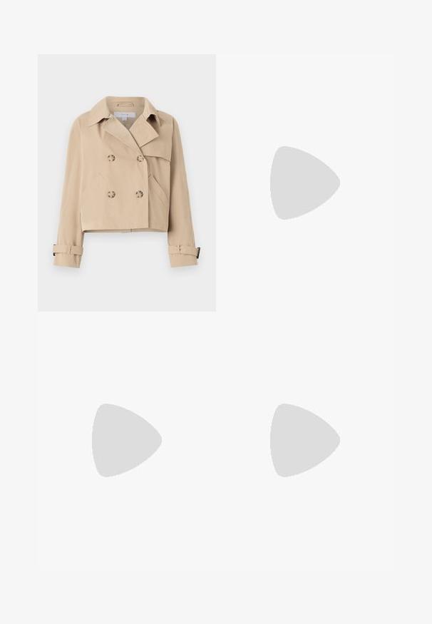 Beige kort trenchcoat med dubbelknäppt knappstängning, bred krage och sidofickor. Har manschettband vid ärmarna.; Kortärmad, ljusbeige T-shirt med rund hals och kontrasterande svart kant vid halsringningen och ärmarna, presenterad platt.; Burgundy vida byxorna med resårmidja, tillverkade av mjukt tyg, med en slät yta och en avslappnad passform.; Beiga sneakers med strukturerade krämfärgade paneler och bruna ränder, i kombination med blå denimjeans. Jeansarna har vida ben och fransad fåll.