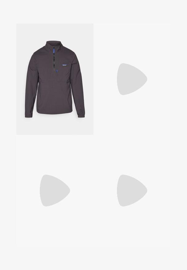 Pulóverová bunda v tmavošedej tkanine s polovičným zipsom vpredu, stojatým golierom a náprsnej kapsou so modrým akcentom a detailom loga.; Columbia RAPID RIDGE™ BACK GRAPHIC TEE  - Tričko s potlačou - black; Čierne nepremokavé nohavice s hladkou textúrou, vybavené dvoma prednými gombíkmi a zúženým strihom. Ozdobené logom na boku.; Hnedé vodoodolné tenisky s textúrovaným zvrškom, perforovanými detailmi, čiernou oporou päty a šedou gumovou podrážkou. Šnúrky sú ozdobené kovovými koncami.