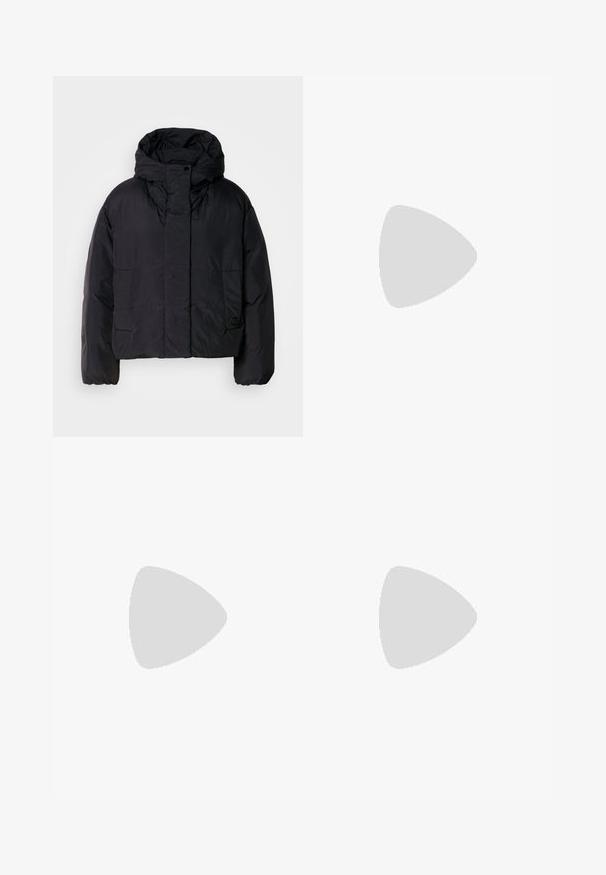 Fekete puffert zakó magas gallérral és kapucnival, két elülső zsebbel és rugalmas mandzsettákkal. Simább, könnyű anyag matt felülettel.; Beige színű, rövid ujjú pamut póló, kerek nyakkivágással és egy kis hímzett, átjövő "B" logóval az elülső középen.; Bélelt jogger nadrág húzózsinórral. Bézs, zöld és fehér terepmintával készült. Puha, textúrált anyag.; Fehér bőr lófarok, vastag fekete platform talppal, téglalap alakú ezüst csattal és látható varrás részletekkel a felső részen.