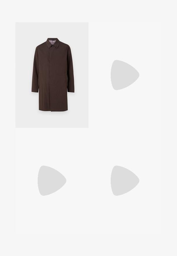 Paul Smith CASUAL FIT COAT - Šineļveida mētelis - dark brown; Gaišbeigā, īsām piedurknēm t-kreklā, kas izgatavots no mīkstas, teksturētas auduma. Tam ir apaļā kakla izgriezums un maiga logotipa detaļa tuvumā apakšmalai.; Melnas kokvilnas bikses ar taisnu griezumu, ar piegrieztiem pleciem, jostu cilpiņām un pogu aizdari. Gluda struktūra bez rakstiem.; Baltas sneakers ar zamša akcentiem, noapaļota purngala, plakaniem auklām un krēmkrāsas gumijas zoli. Ar zaļu zīmolu uz papēža.